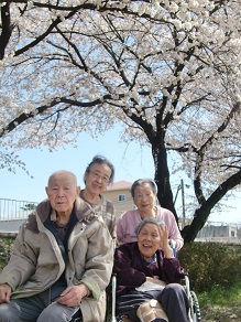 ケアセンター朱咲４月「お花見ドライブ」.jpg