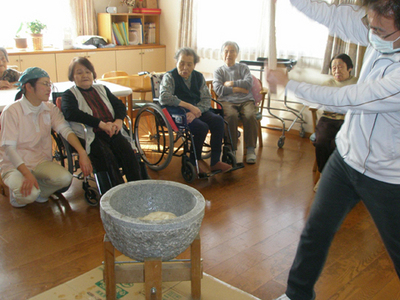 あかしあの里２　餅つき.JPG