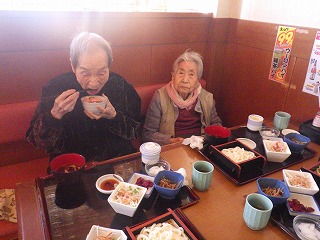 明月　ＧＨお花見･外食ツアー