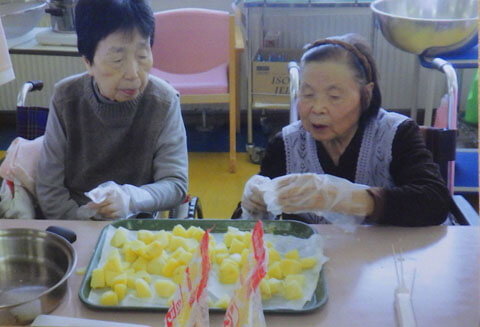 療養棟三階　フライドポテト作り