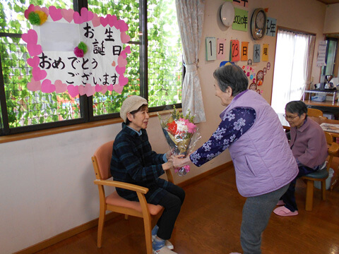 グループホームあかしあの里Ⅱ　初めての誕生日会