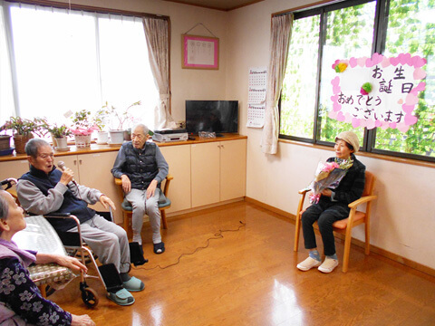 グループホームあかしあの里Ⅱ　初めての誕生日会