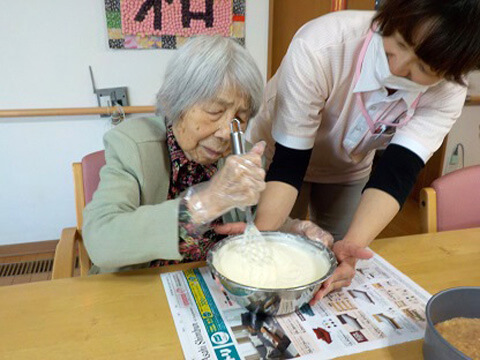 ケアセンター星辰の家　ひな祭りとおやつ作り1