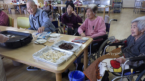 介護老人保健施設 創春館 療養棟二階　餃子の皮でチョコパイ作り☆