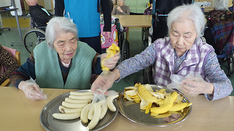 介護老人保健施設 創春館 療養棟三階 チョコバナナ作り！