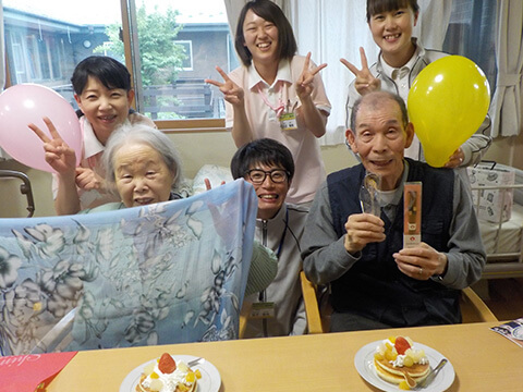 ケアセンター星辰の家　笑顔のお誕生日会