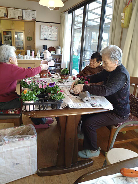 グループホームゆめさき　生花・フラワーアレンジメント教室1