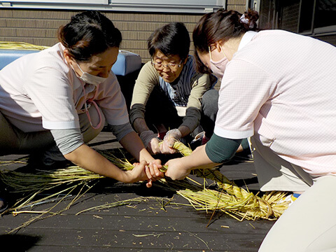 ケアセンター星辰の家　焼き芋・しめ縄作り1