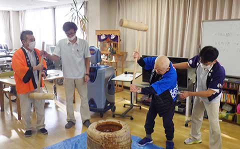 療養棟二階　尻餅つかずに餅をつく