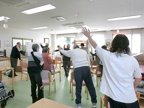 富士たちばなクリニック 通所リハビリテーション　立位体操頑張っています！