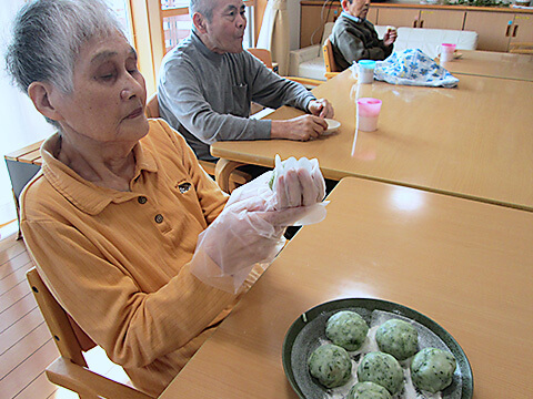 グループホームしらさぎ　ヨモギ餅作り