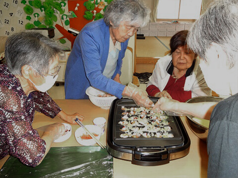 伊香保ケアセンター明月　父の日　たこ焼きパーティー1