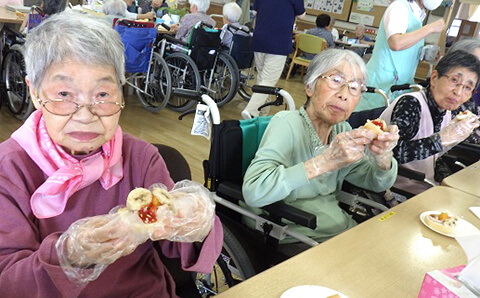 療養棟二階　誕生日会とおやつ作り1