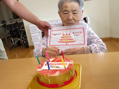 グループホームしらさぎ　お誕生日会