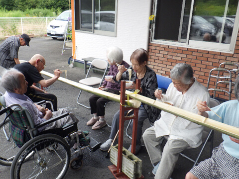 伊香保ケアセンター明月　父の日　流しそうめんイベント