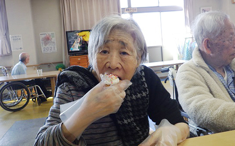 療養棟三階 ケーキ作り1