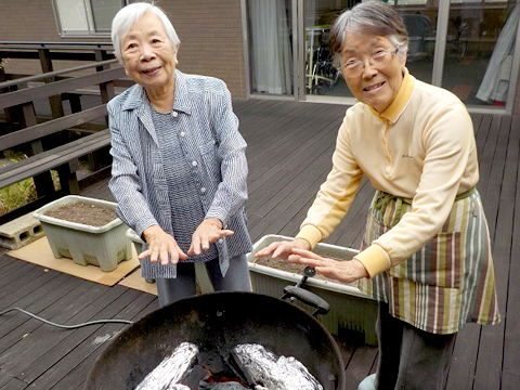 ケアセンター星辰の家 あたたかい中庭にて2