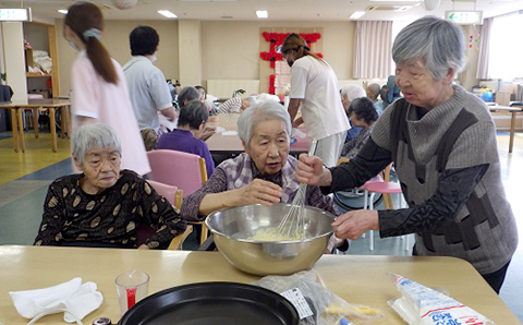 療養棟三階 おやつ作り2