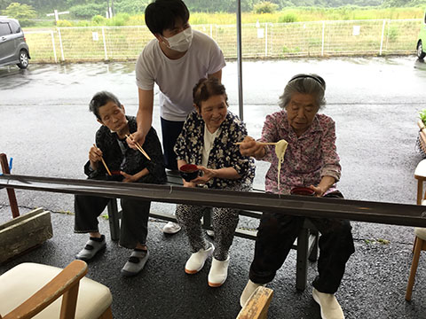 明月 夏の風物詩　流しそうめん