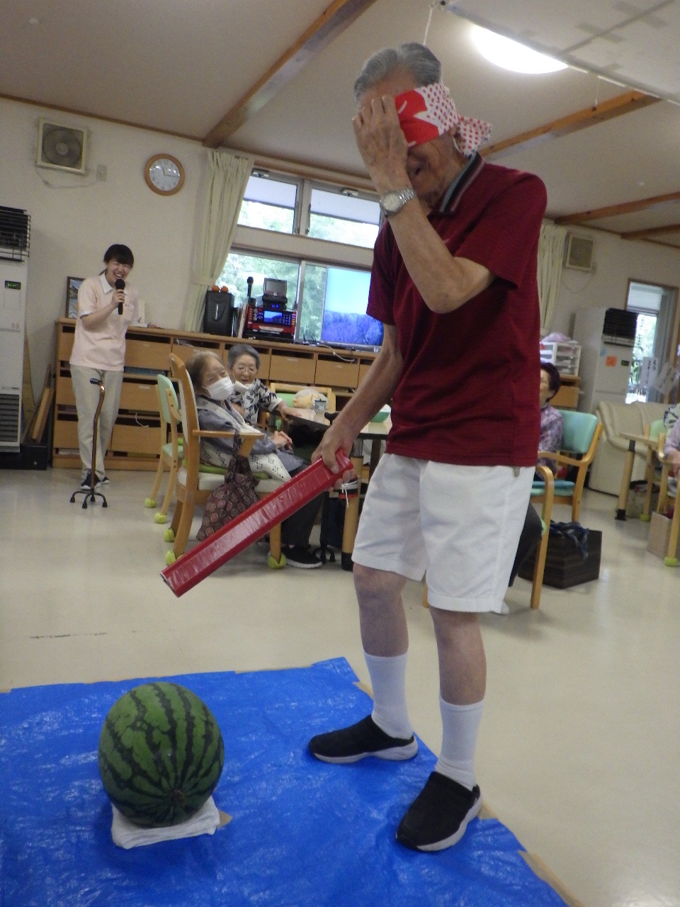 明月 みんなで元気にスイカ割り