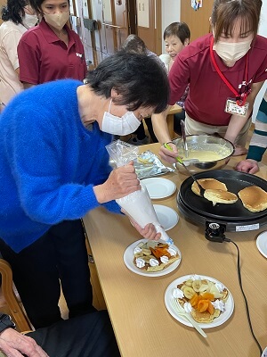 ケアセンター朱咲 焼きたて！ホットケーキ作り！