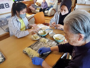 グループホームゆめさき みんなで餃子作り！