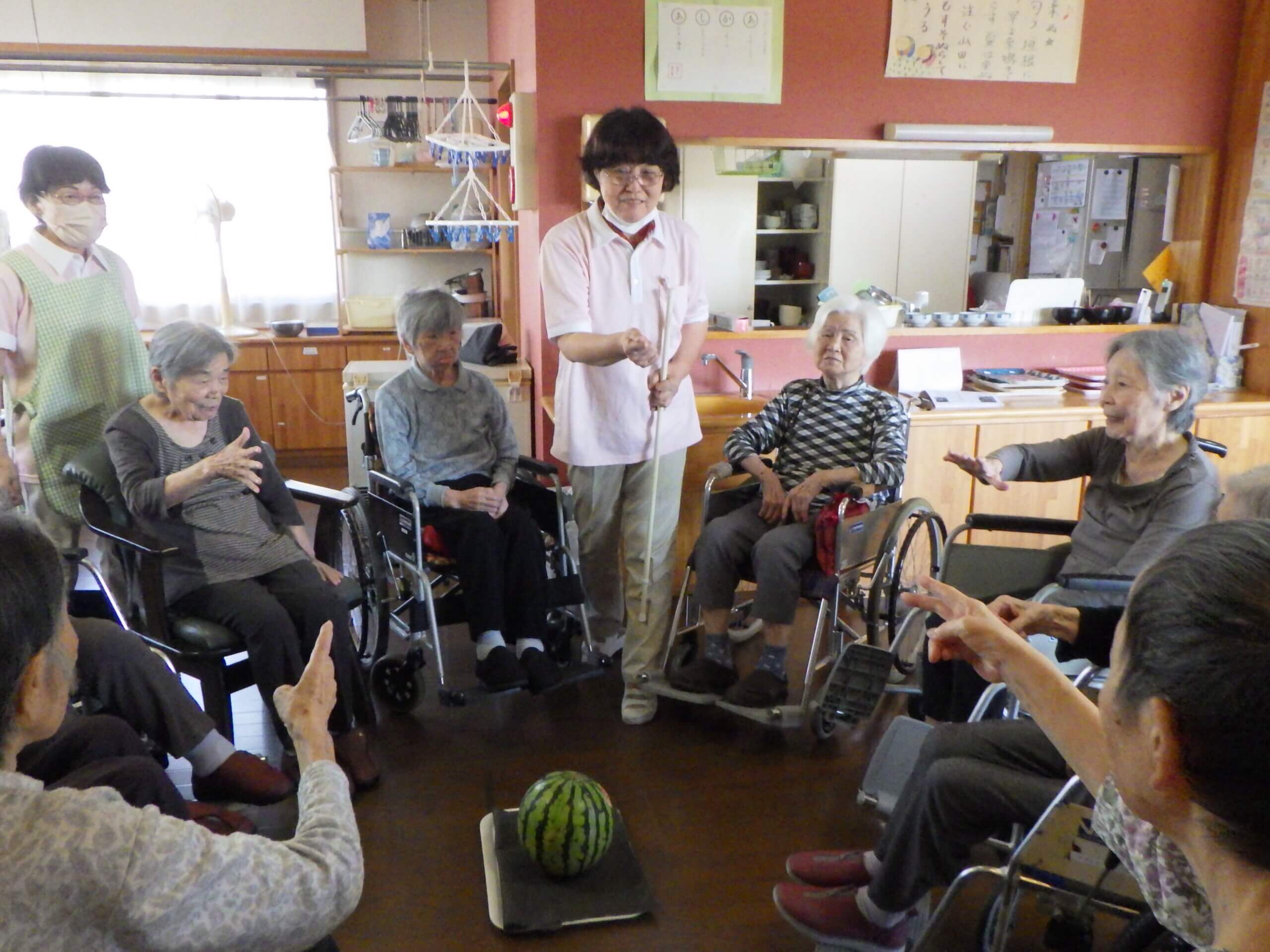 あかしあの里Ⅲ　みんなで力を会わせてスイカ割り！