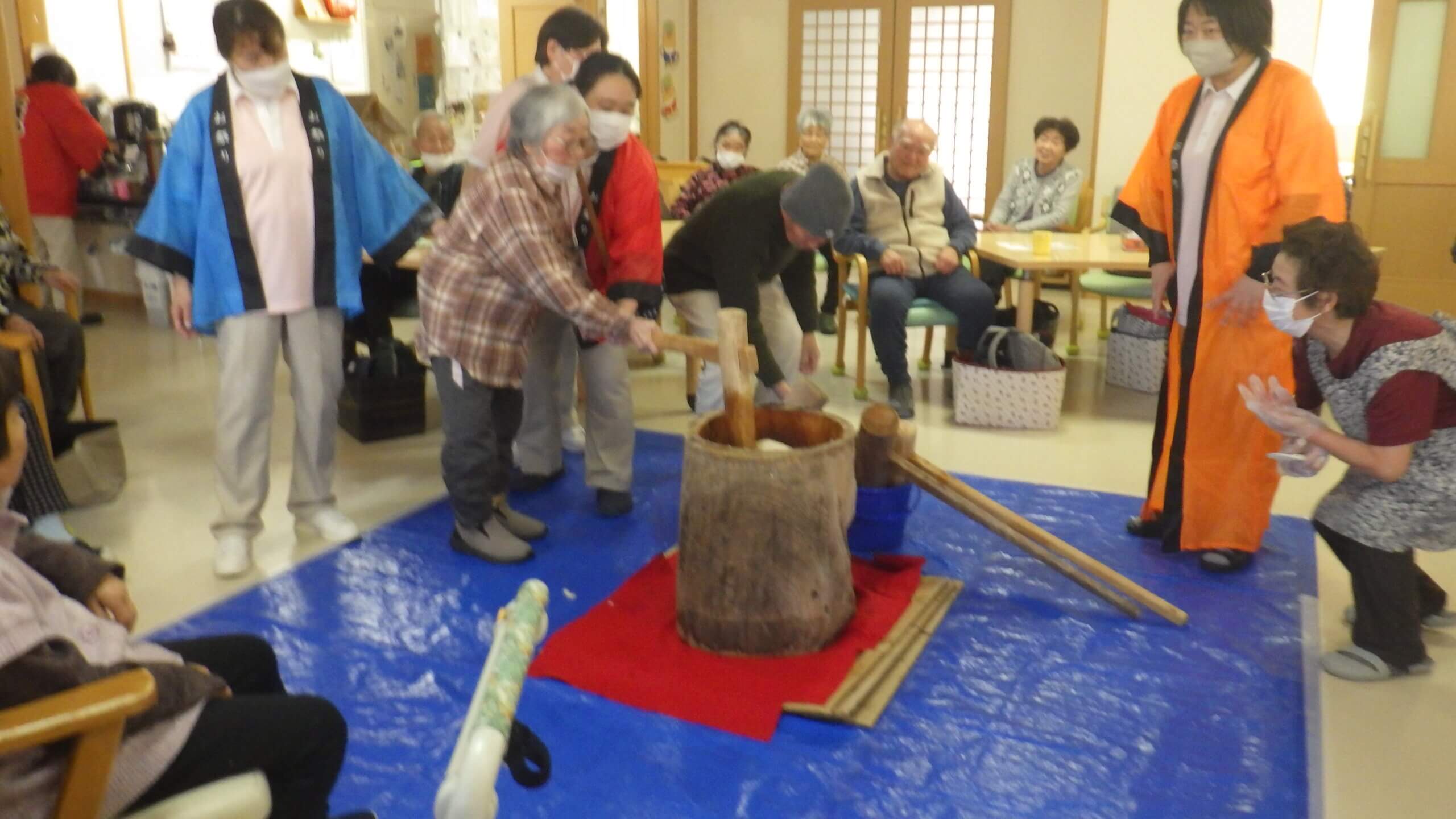 デイサービス明月　「餅つき」に挑戦！