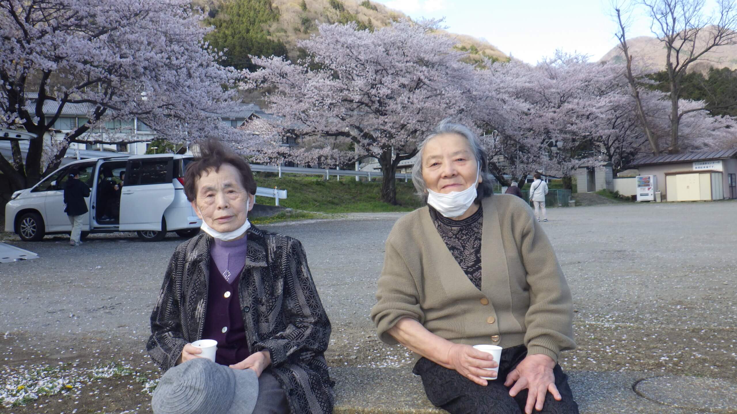 デイサービス明月　満開の桜に笑顔！