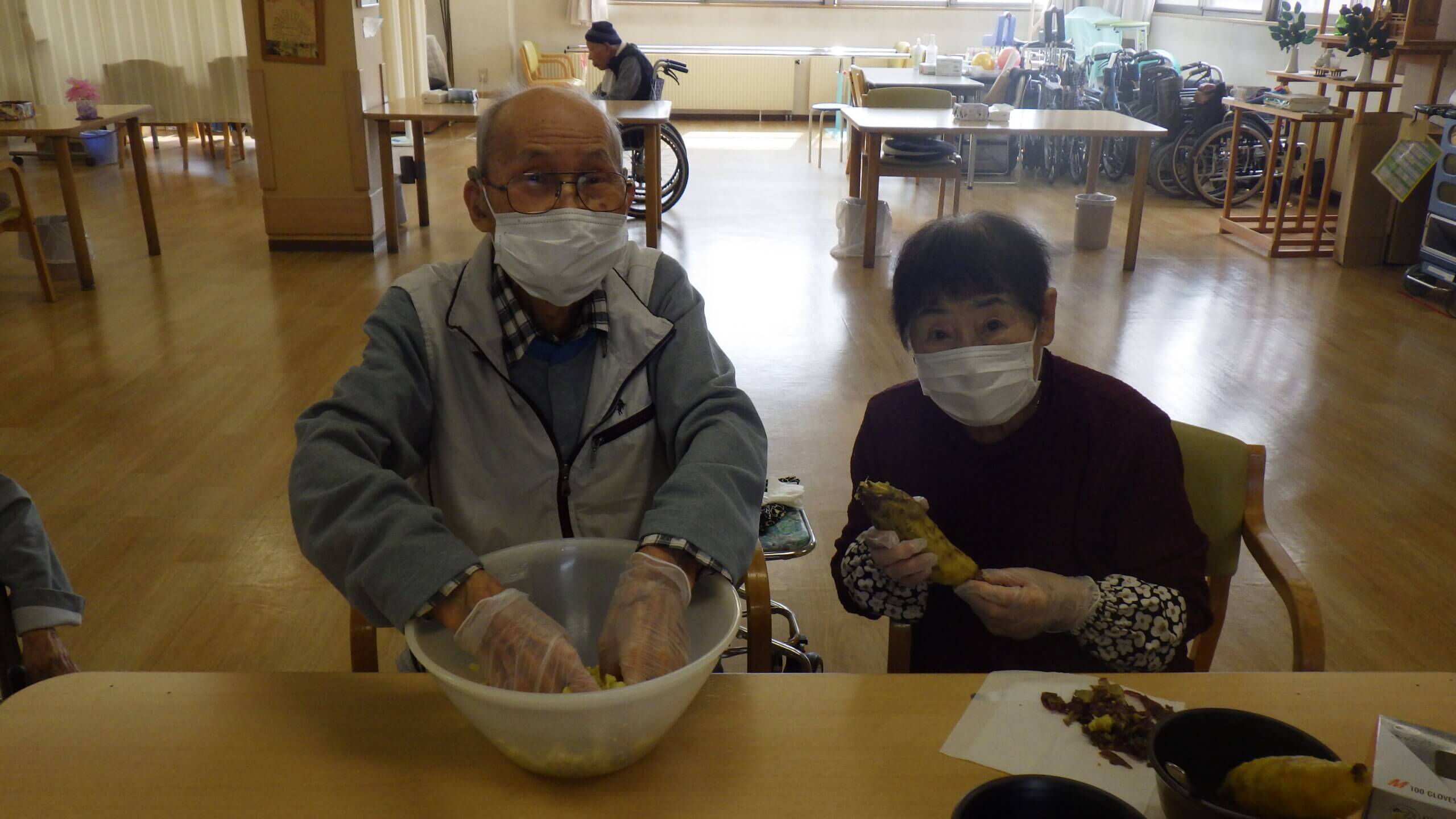 創春館療養棟二階　クレープ作りに挑戦！