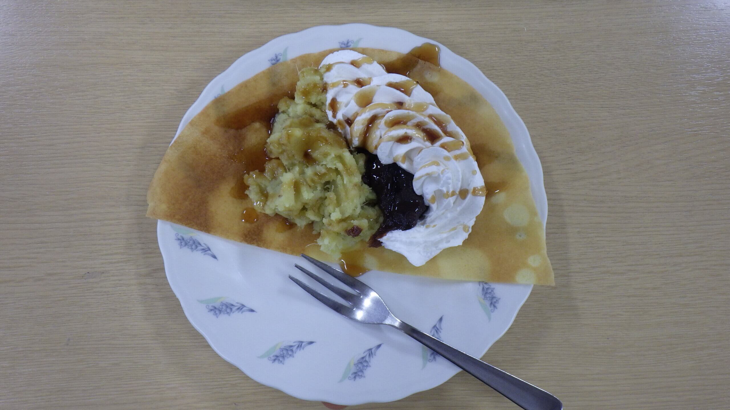 創春館療養棟二階　クレープ作りに挑戦！