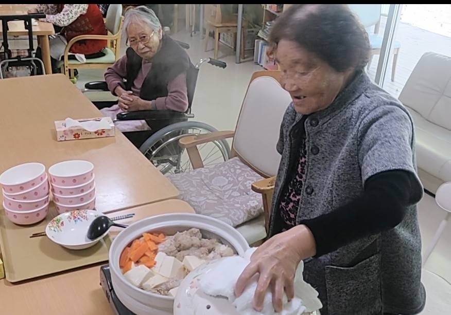 グループホーム明月 「よせ鍋会」を楽しむ